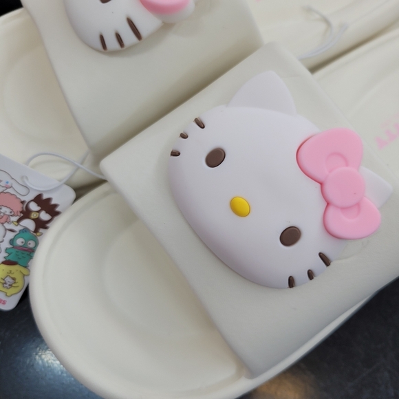 Brand New Sanrio Hello Kitty Big Charm Slippers US 8.5 - Picture 4 of 9